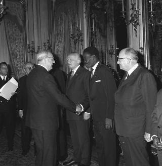Il Presidente della Repubblica Giuseppe Saragat incontra Victor Leemans, Presidente del Parlamento Europeo, con i partecipanti alla Conferenza euroafricana