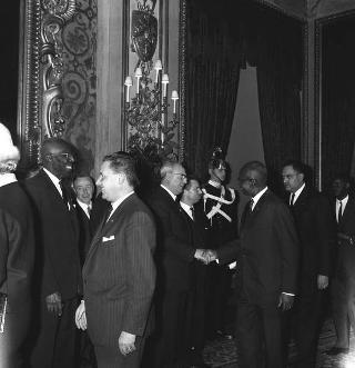 Il Presidente della Repubblica Giuseppe Saragat incontra Victor Leemans, Presidente del Parlamento Europeo, con i partecipanti alla Conferenza euroafricana