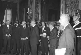 Il Presidente della Repubblica Giuseppe Saragat incontra Victor Leemans, Presidente del Parlamento Europeo, con i partecipanti alla Conferenza euroafricana