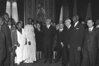 Il Presidente della Repubblica Giuseppe Saragat incontra Victor Leemans, Presidente del Parlamento Europeo, con i partecipanti alla Conferenza euroafricana