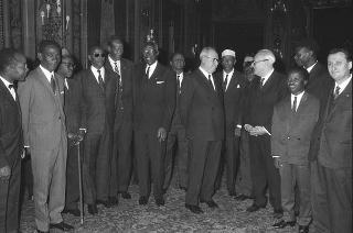 Il Presidente della Repubblica Giuseppe Saragat incontra Victor Leemans, Presidente del Parlamento Europeo, con i partecipanti alla Conferenza euroafricana