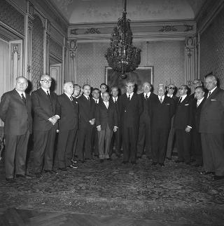 Il Presidente della Repubblica Giuseppe Saragat con il Presidente Giovanni Rivano e il Comitato direttivo dell'Associazione Nazionale dei direttori generali