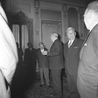 Il Presidente della Repubblica Giuseppe Saragat con il Presidente Giovanni Rivano e il Comitato direttivo dell'Associazione Nazionale dei direttori generali
