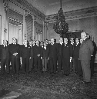 Il Presidente della Repubblica Giuseppe Saragat con il Presidente Giovanni Rivano e il Comitato direttivo dell'Associazione Nazionale dei direttori generali
