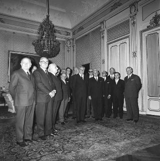 Il Presidente della Repubblica Giuseppe Saragat con il Presidente Giovanni Rivano e il Comitato direttivo dell'Associazione Nazionale dei direttori generali