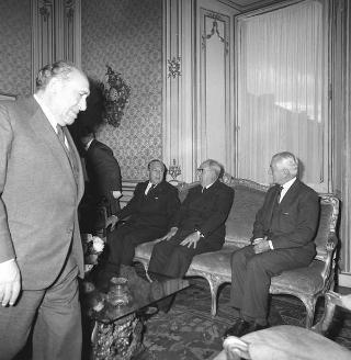 Il Presidente della Repubblica Giuseppe Saragat durante il colloquio Miguel Angel Zavala Ortiz, Ministro degli esteri di Argentina, accompagnato da Juan Palmero, Ministro dell'interno argentino