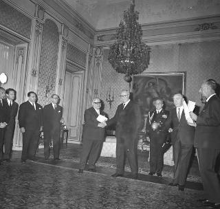 Il Presidente della Repubblica Giuseppe Saragat riceve in udienza Guido Gonella, Presidente del Consiglio nazionale dell'Ordine dei giornalisti, con i componenti del Consiglio