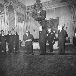 Il Presidente della Repubblica Giuseppe Saragat riceve in udienza Guido Gonella, Presidente del Consiglio nazionale dell'Ordine dei giornalisti, con i componenti del Consiglio