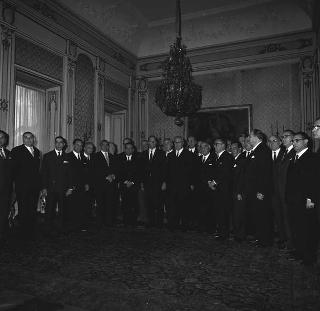Corrado Colasanti, Presidente dell'Istituto nazionale assistenza dipendenti enti locali, con i consiglieri e funzionari di amministrazione dell'INADEL durante la visita di omaggio al Presidente della Repubblica Giuseppe Saragat