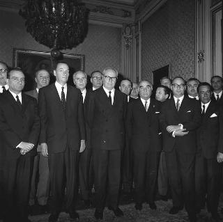 Corrado Colasanti, Presidente dell'Istituto nazionale assistenza dipendenti enti locali, con i consiglieri e funzionari di amministrazione dell'INADEL durante la visita di omaggio al Presidente della Repubblica Giuseppe Saragat
