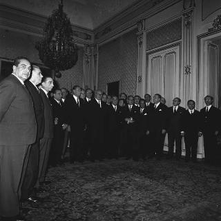 Corrado Colasanti, Presidente dell'Istituto nazionale assistenza dipendenti enti locali, con i consiglieri e funzionari di amministrazione dell'INADEL durante la visita di omaggio al Presidente della Repubblica Giuseppe Saragat