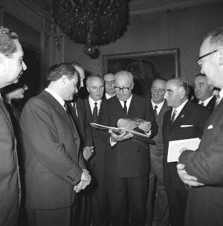 Corrado Colasanti, Presidente dell'Istituto nazionale assistenza dipendenti enti locali, con i consiglieri e funzionari di amministrazione dell'INADEL durante la visita di omaggio al Presidente della Repubblica Giuseppe Saragat