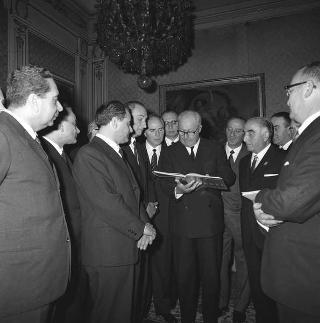 Corrado Colasanti, Presidente dell'Istituto nazionale assistenza dipendenti enti locali, con i consiglieri e funzionari di amministrazione dell'INADEL durante la visita di omaggio al Presidente della Repubblica Giuseppe Saragat