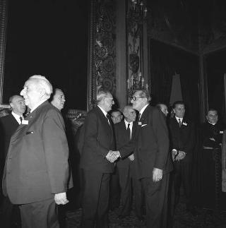 Il Presidente della Repubblica Giuseppe Saragat riceve in udienza Italo Gelmini, Presidente dell'Associazione generale italiana dello spettacolo, con il Ministro del turismo e dello spettacolo Achille Corona e con gli organizzatori e i premiati di medaglia d'oro della seconda edizione "Premio anziani del teatro"