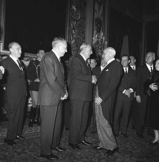 Il Presidente della Repubblica Giuseppe Saragat riceve in udienza Italo Gelmini, Presidente dell'Associazione generale italiana dello spettacolo, con il Ministro del turismo e dello spettacolo Achille Corona e con gli organizzatori e i premiati di medaglia d'oro della seconda edizione "Premio anziani del teatro"