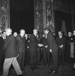 Il Presidente della Repubblica Giuseppe Saragat riceve in udienza Italo Gelmini, Presidente dell'Associazione generale italiana dello spettacolo, con il Ministro del turismo e dello spettacolo Achille Corona e con gli organizzatori e i premiati di medaglia d'oro della seconda edizione "Premio anziani del teatro"
