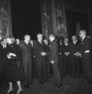 Il Presidente della Repubblica Giuseppe Saragat riceve in udienza Italo Gelmini, Presidente dell'Associazione generale italiana dello spettacolo, con il Ministro del turismo e dello spettacolo Achille Corona e con gli organizzatori e i premiati di medaglia d'oro della seconda edizione "Premio anziani del teatro"