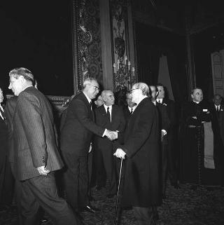 Il Presidente della Repubblica Giuseppe Saragat riceve in udienza Italo Gelmini, Presidente dell'Associazione generale italiana dello spettacolo, con il Ministro del turismo e dello spettacolo Achille Corona e con gli organizzatori e i premiati di medaglia d'oro della seconda edizione "Premio anziani del teatro"