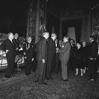 Il Presidente della Repubblica Giuseppe Saragat riceve in udienza Italo Gelmini, Presidente dell'Associazione generale italiana dello spettacolo, con il Ministro del turismo e dello spettacolo Achille Corona e con gli organizzatori e i premiati di medaglia d'oro della seconda edizione "Premio anziani del teatro"