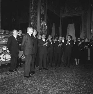 Il Presidente della Repubblica Giuseppe Saragat riceve in udienza Italo Gelmini, Presidente dell'Associazione generale italiana dello spettacolo, con il Ministro del turismo e dello spettacolo Achille Corona e con gli organizzatori e i premiati di medaglia d'oro della seconda edizione "Premio anziani del teatro"