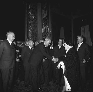 Il Presidente della Repubblica Giuseppe Saragat riceve in udienza Italo Gelmini, Presidente dell'Associazione generale italiana dello spettacolo, con il Ministro del turismo e dello spettacolo Achille Corona e con gli organizzatori e i premiati di medaglia d'oro della seconda edizione "Premio anziani del teatro"