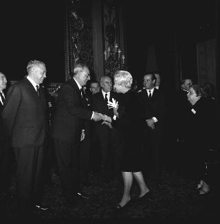 Il Presidente della Repubblica Giuseppe Saragat riceve in udienza Italo Gelmini, Presidente dell'Associazione generale italiana dello spettacolo, con il Ministro del turismo e dello spettacolo Achille Corona e con gli organizzatori e i premiati di medaglia d'oro della seconda edizione "Premio anziani del teatro"