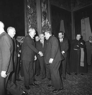 Il Presidente della Repubblica Giuseppe Saragat riceve in udienza Italo Gelmini, Presidente dell'Associazione generale italiana dello spettacolo, con il Ministro del turismo e dello spettacolo Achille Corona e con gli organizzatori e i premiati di medaglia d'oro della seconda edizione "Premio anziani del teatro"
