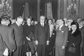 Il Presidente della Repubblica Giuseppe Saragat riceve in udienza Italo Gelmini, Presidente dell'Associazione generale italiana dello spettacolo, con il Ministro del turismo e dello spettacolo Achille Corona e con gli organizzatori e i premiati di medaglia d'oro della seconda edizione "Premio anziani del teatro"