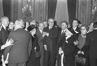 Il Presidente della Repubblica Giuseppe Saragat riceve in udienza Italo Gelmini, Presidente dell'Associazione generale italiana dello spettacolo, con il Ministro del turismo e dello spettacolo Achille Corona e con gli organizzatori e i premiati di medaglia d'oro della seconda edizione "Premio anziani del teatro"