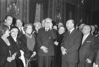 Il Presidente della Repubblica Giuseppe Saragat riceve in udienza Italo Gelmini, Presidente dell'Associazione generale italiana dello spettacolo, con il Ministro del turismo e dello spettacolo Achille Corona e con gli organizzatori e i premiati di medaglia d'oro della seconda edizione "Premio anziani del teatro"
