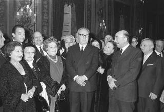 Il Presidente della Repubblica Giuseppe Saragat riceve in udienza Italo Gelmini, Presidente dell'Associazione generale italiana dello spettacolo, con il Ministro del turismo e dello spettacolo Achille Corona e con gli organizzatori e i premiati di medaglia d'oro della seconda edizione "Premio anziani del teatro"