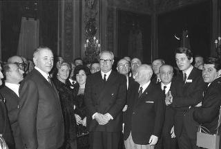 Il Presidente della Repubblica Giuseppe Saragat riceve in udienza Italo Gelmini, Presidente dell'Associazione generale italiana dello spettacolo, con il Ministro del turismo e dello spettacolo Achille Corona e con gli organizzatori e i premiati di medaglia d'oro della seconda edizione "Premio anziani del teatro"