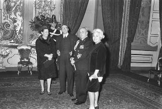Il Presidente della Repubblica Giuseppe Saragat riceve in udienza Italo Gelmini, Presidente dell'Associazione generale italiana dello spettacolo, con il Ministro del turismo e dello spettacolo Achille Corona e con gli organizzatori e i premiati di medaglia d'oro della seconda edizione "Premio anziani del teatro"