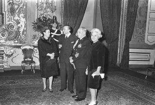 Il Presidente della Repubblica Giuseppe Saragat riceve in udienza Italo Gelmini, Presidente dell'Associazione generale italiana dello spettacolo, con il Ministro del turismo e dello spettacolo Achille Corona e con gli organizzatori e i premiati di medaglia d'oro della seconda edizione "Premio anziani del teatro"