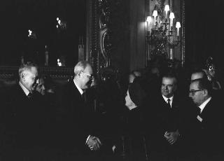 Il Presidente della Repubblica Giuseppe Saragat riceve in udienza Italo Gelmini, Presidente dell'Associazione generale italiana dello spettacolo, con il Ministro del turismo e dello spettacolo Achille Corona e con gli organizzatori e i premiati di medaglia d'oro della seconda edizione "Premio anziani del teatro"