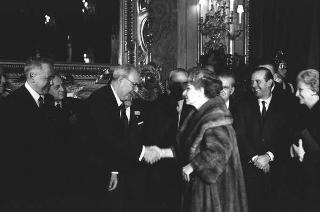 Il Presidente della Repubblica Giuseppe Saragat riceve in udienza Italo Gelmini, Presidente dell'Associazione generale italiana dello spettacolo, con il Ministro del turismo e dello spettacolo Achille Corona e con gli organizzatori e i premiati di medaglia d'oro della seconda edizione "Premio anziani del teatro"