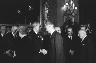 Il Presidente della Repubblica Giuseppe Saragat riceve in udienza Italo Gelmini, Presidente dell'Associazione generale italiana dello spettacolo, con il Ministro del turismo e dello spettacolo Achille Corona e con gli organizzatori e i premiati di medaglia d'oro della seconda edizione "Premio anziani del teatro"