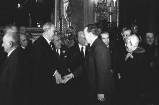Il Presidente della Repubblica Giuseppe Saragat riceve in udienza Italo Gelmini, Presidente dell'Associazione generale italiana dello spettacolo, con il Ministro del turismo e dello spettacolo Achille Corona e con gli organizzatori e i premiati di medaglia d'oro della seconda edizione "Premio anziani del teatro"