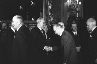 Il Presidente della Repubblica Giuseppe Saragat riceve in udienza Italo Gelmini, Presidente dell'Associazione generale italiana dello spettacolo, con il Ministro del turismo e dello spettacolo Achille Corona e con gli organizzatori e i premiati di medaglia d'oro della seconda edizione "Premio anziani del teatro"