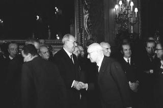 Il Presidente della Repubblica Giuseppe Saragat riceve in udienza Italo Gelmini, Presidente dell'Associazione generale italiana dello spettacolo, con il Ministro del turismo e dello spettacolo Achille Corona e con gli organizzatori e i premiati di medaglia d'oro della seconda edizione "Premio anziani del teatro"