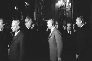 Il Presidente della Repubblica Giuseppe Saragat riceve in udienza Italo Gelmini, Presidente dell'Associazione generale italiana dello spettacolo, con il Ministro del turismo e dello spettacolo Achille Corona e con gli organizzatori e i premiati di medaglia d'oro della seconda edizione "Premio anziani del teatro"