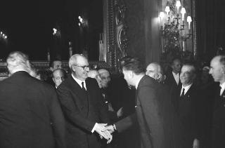 Il Presidente della Repubblica Giuseppe Saragat riceve in udienza Italo Gelmini, Presidente dell'Associazione generale italiana dello spettacolo, con il Ministro del turismo e dello spettacolo Achille Corona e con gli organizzatori e i premiati di medaglia d'oro della seconda edizione "Premio anziani del teatro"