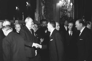 Il Presidente della Repubblica Giuseppe Saragat riceve in udienza Italo Gelmini, Presidente dell'Associazione generale italiana dello spettacolo, con il Ministro del turismo e dello spettacolo Achille Corona e con gli organizzatori e i premiati di medaglia d'oro della seconda edizione "Premio anziani del teatro"