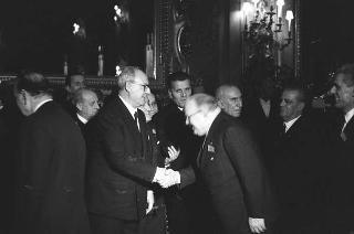 Il Presidente della Repubblica Giuseppe Saragat riceve in udienza Italo Gelmini, Presidente dell'Associazione generale italiana dello spettacolo, con il Ministro del turismo e dello spettacolo Achille Corona e con gli organizzatori e i premiati di medaglia d'oro della seconda edizione "Premio anziani del teatro"