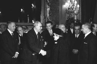 Il Presidente della Repubblica Giuseppe Saragat riceve in udienza Italo Gelmini, Presidente dell'Associazione generale italiana dello spettacolo, con il Ministro del turismo e dello spettacolo Achille Corona e con gli organizzatori e i premiati di medaglia d'oro della seconda edizione "Premio anziani del teatro"