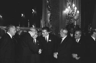 Il Presidente della Repubblica Giuseppe Saragat riceve in udienza Italo Gelmini, Presidente dell'Associazione generale italiana dello spettacolo, con il Ministro del turismo e dello spettacolo Achille Corona e con gli organizzatori e i premiati di medaglia d'oro della seconda edizione "Premio anziani del teatro"