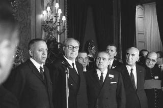 Il Presidente della Repubblica Giuseppe Saragat riceve in udienza Italo Gelmini, Presidente dell'Associazione generale italiana dello spettacolo, con il Ministro del turismo e dello spettacolo Achille Corona e con gli organizzatori e i premiati di medaglia d'oro della seconda edizione "Premio anziani del teatro"