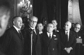 Il Presidente della Repubblica Giuseppe Saragat riceve in udienza Italo Gelmini, Presidente dell'Associazione generale italiana dello spettacolo, con il Ministro del turismo e dello spettacolo Achille Corona e con gli organizzatori e i premiati di medaglia d'oro della seconda edizione "Premio anziani del teatro"