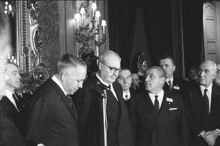 Il Presidente della Repubblica Giuseppe Saragat riceve in udienza Italo Gelmini, Presidente dell'Associazione generale italiana dello spettacolo, con il Ministro del turismo e dello spettacolo Achille Corona e con gli organizzatori e i premiati di medaglia d'oro della seconda edizione "Premio anziani del teatro"