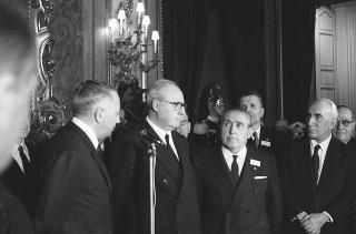 Il Presidente della Repubblica Giuseppe Saragat riceve in udienza Italo Gelmini, Presidente dell'Associazione generale italiana dello spettacolo, con il Ministro del turismo e dello spettacolo Achille Corona e con gli organizzatori e i premiati di medaglia d'oro della seconda edizione "Premio anziani del teatro"